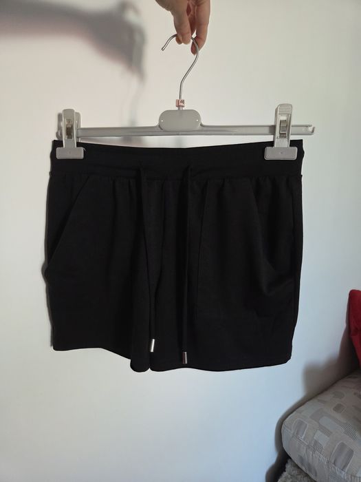 2 Pantaloni scurti XS (H&M, Kik)