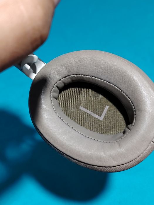 SENNHEISER MOMENTUM 3  Over-Ear, Wireless, Bluetooth, culoare alb cu crem, în stare bună de funcționare.