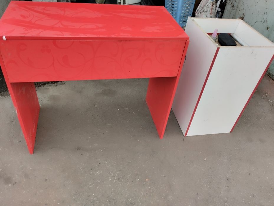 стол, зеркало для парикмахерских