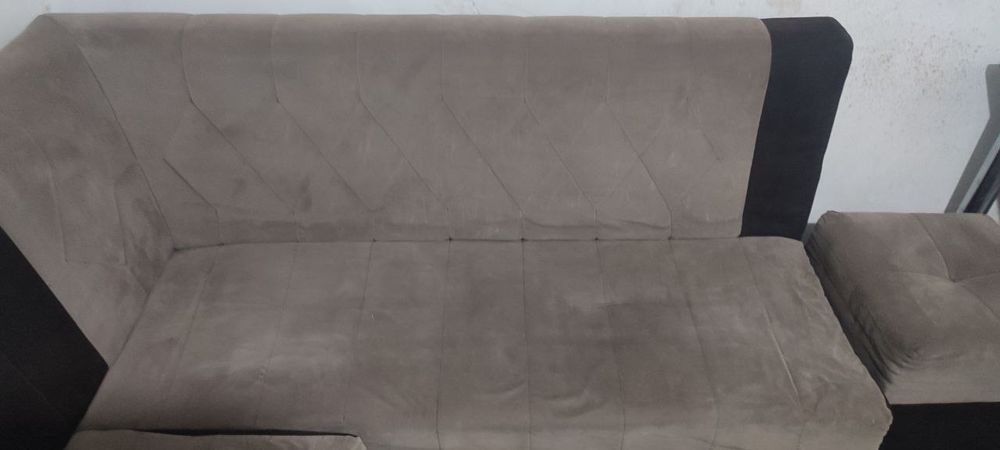 Уголок с пуфиками и падушками