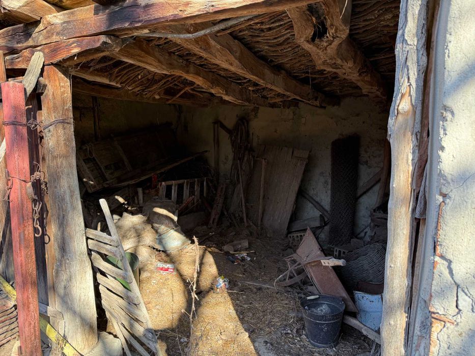 Къща с двор и селскостопански постройки