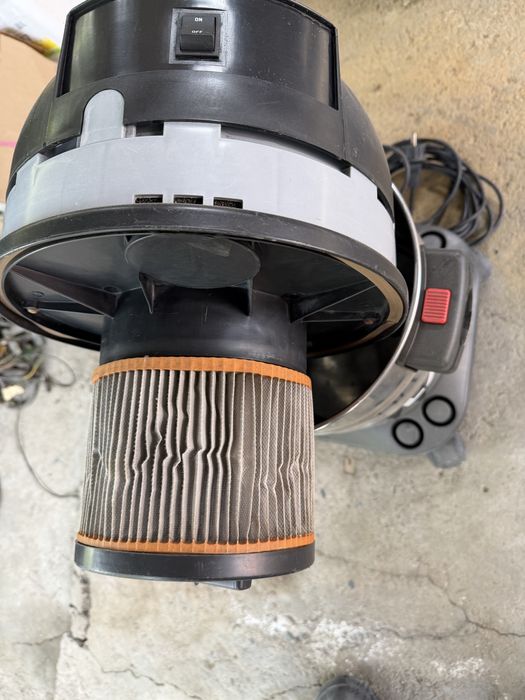 Пылесос , высасывает воду