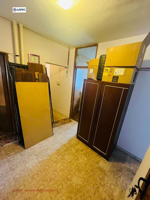 Продава се Тристаен апартамент в Плевен, Сторгозия - 100 кв.м за 561 €/кв.м - Снимка #3