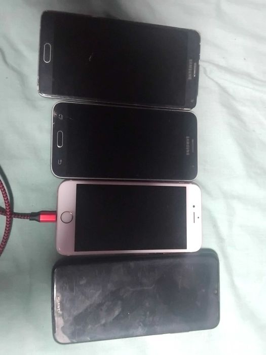 Vând telefoane defecte