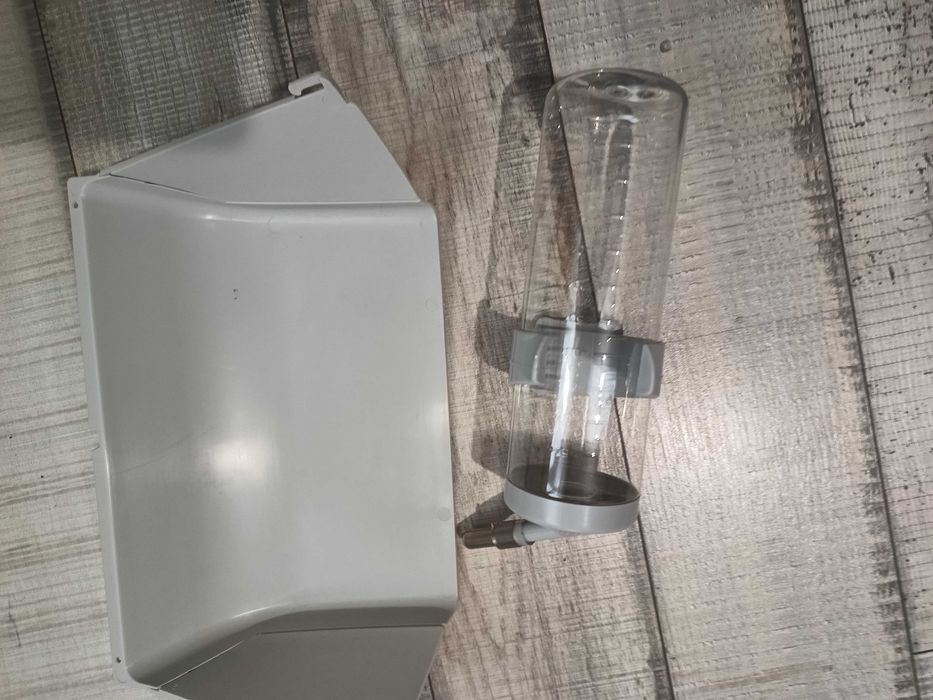 Продавам шешенце за вода и поставка за храна за домашен любимец