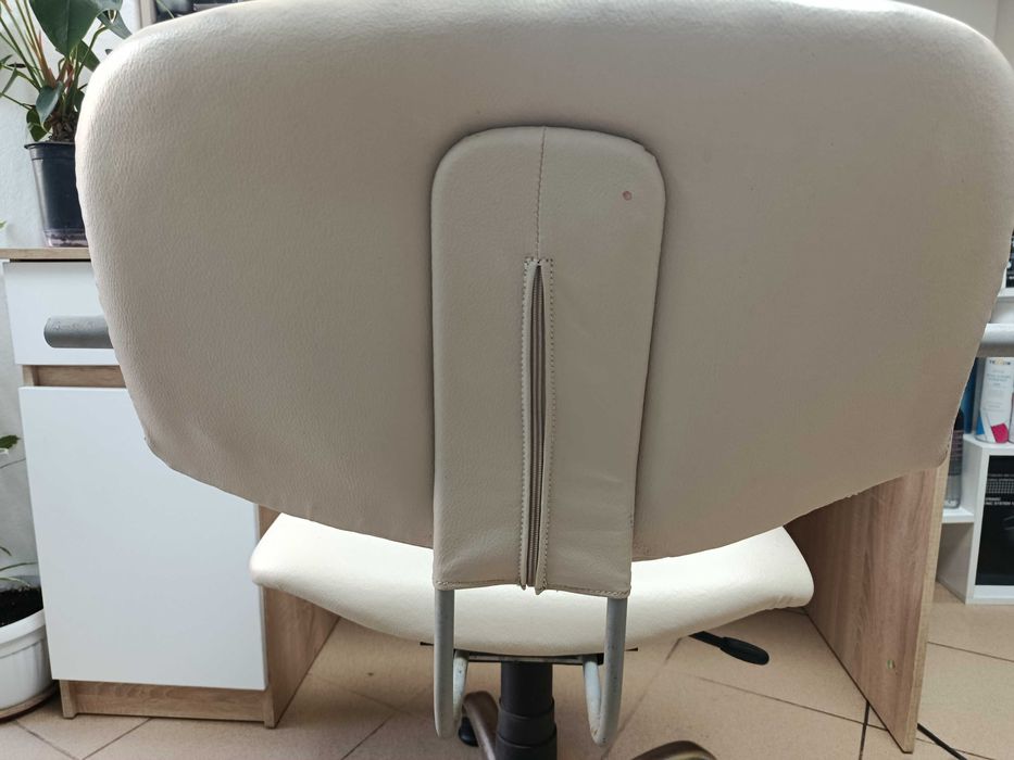 Продавам  фризьорски бежов стол  за работа