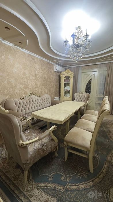 Продаётся раздвижной стол с 4 стульями!