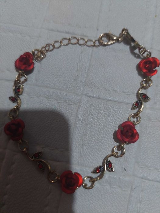 3 в 1  полу скъпоценни      Колие . Гривна. И Обеци  с червени розички
