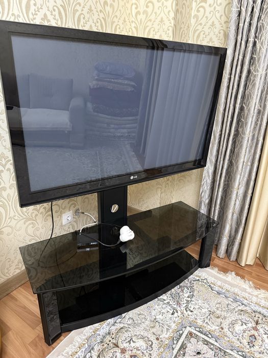 Продам большой телевизор с подставкой вместе!