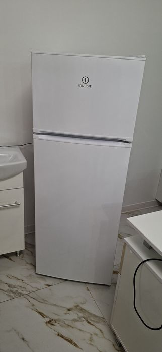 Vând frigider Indesit nou