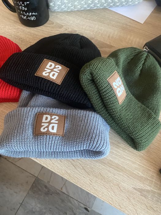 Модерни шапки с лого за сезона