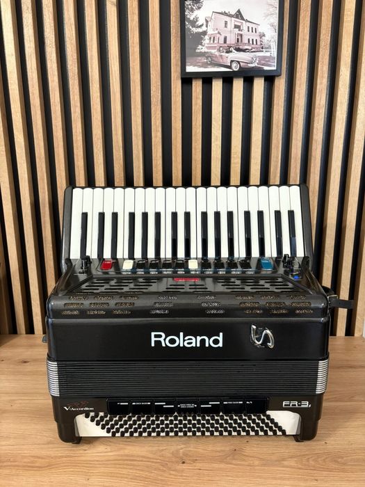 Roland FR3S cu 120 de basi