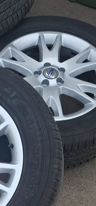 Продавам 4 броя перфектни 18 цолови лети джанти с чисто нови гими