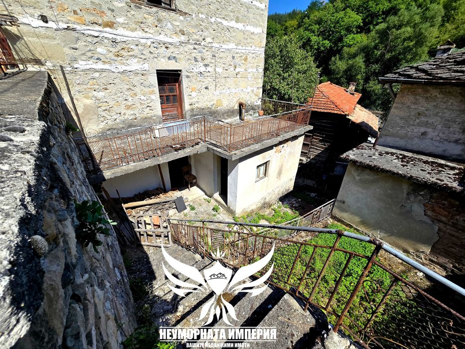 Продавам триетажна къща 150РЗП с 155кв. двор в село Малево