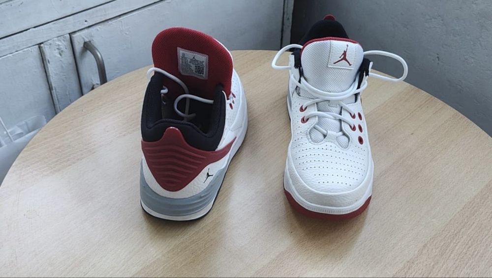 Vand 2 perechi de adidasi Nike Air si o pereche de Jordan