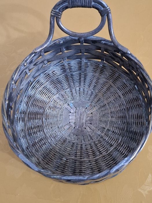 Vând coșuleț împletit metal