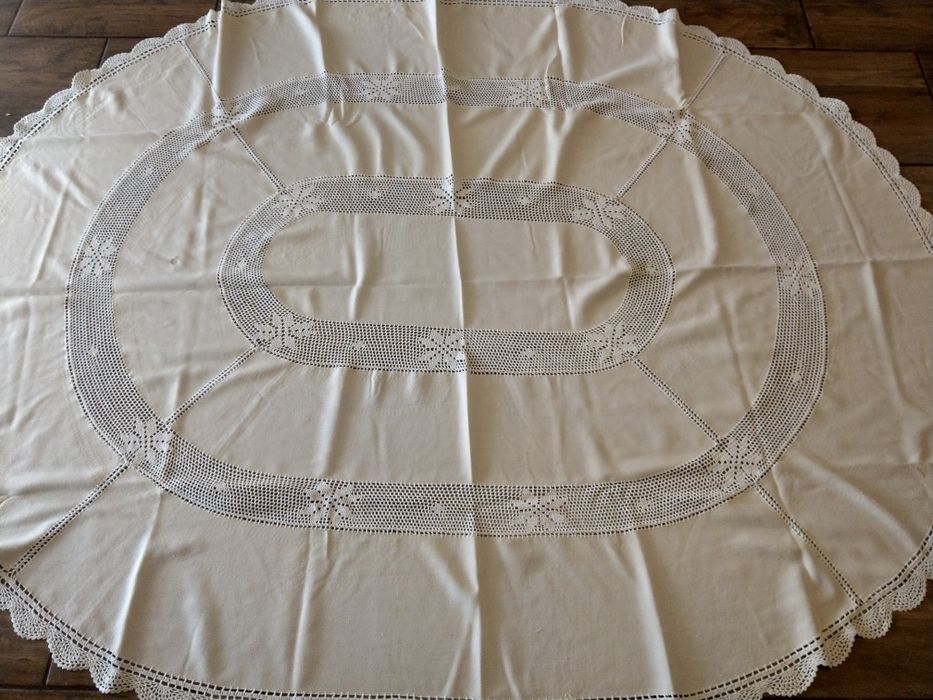 Fata de masa cu dantela crosetata