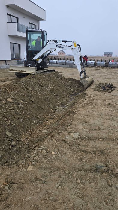 Executam sapaturi mecanizate cu excavatorul