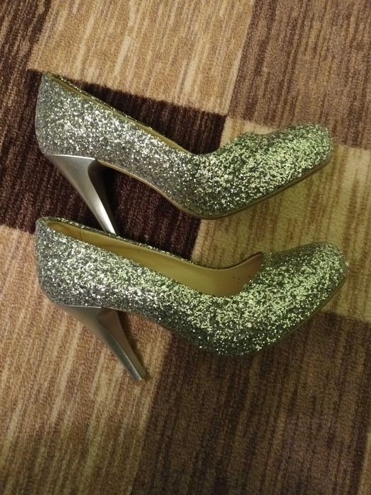 Чисто нови дамски обувки с брокат – елегантни и стилни