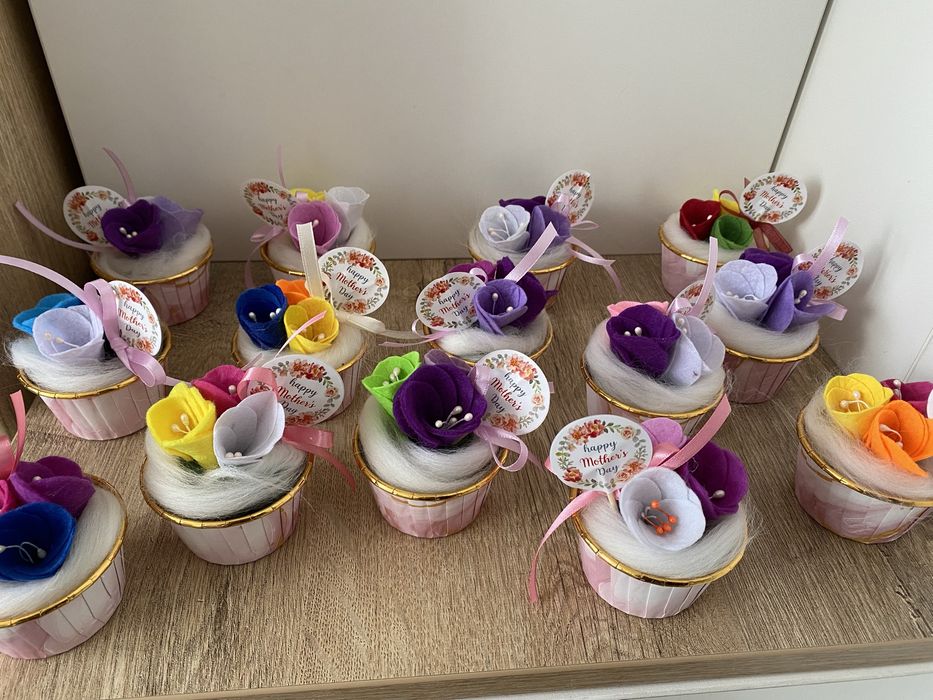 Декорации с цветя от филц- първи учебен ден