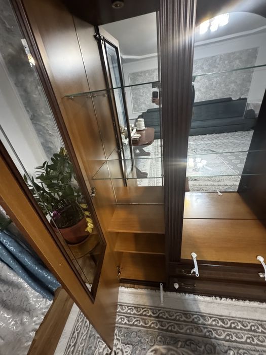 Продаю шкаф-витрину для гостиной