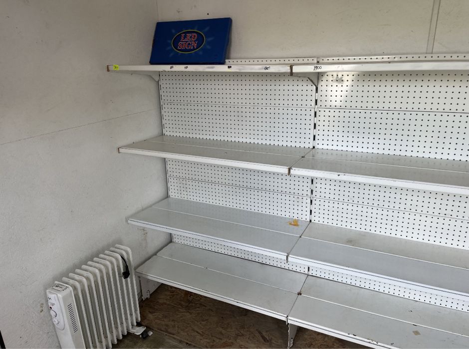 Продается, Стеллажи