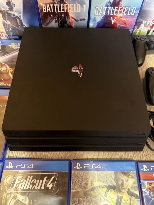 Playstation 4 PRO 1 TB с 2 контролера плюс 15 диска