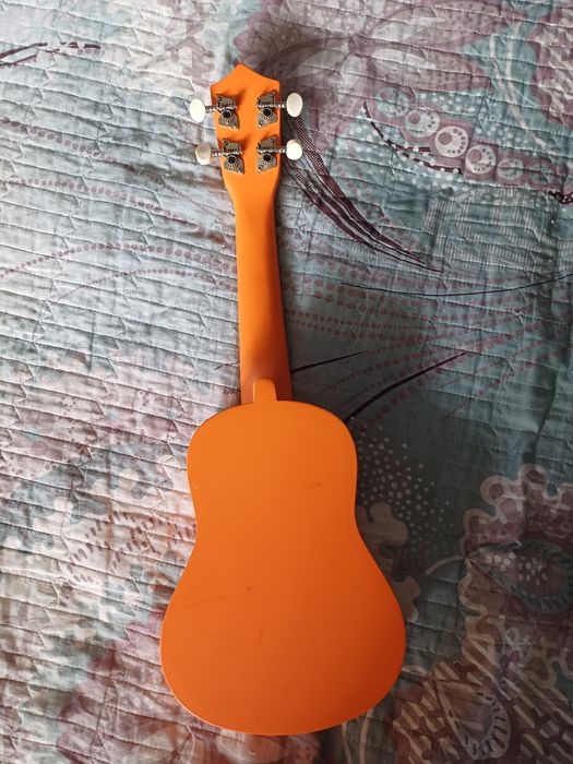 Оранжевая укулеле