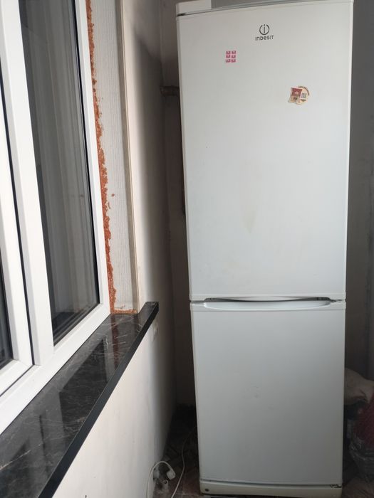 Срочно продам 2х камерный холодильник