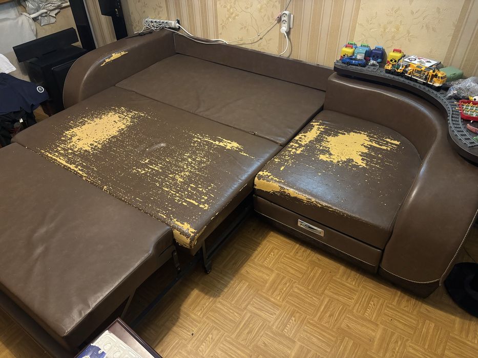 Отдам диван даром.