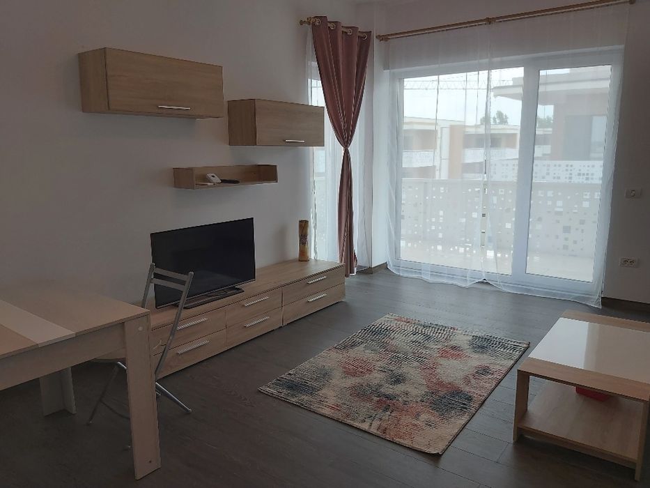 Închiriez apartament cu 2 camere