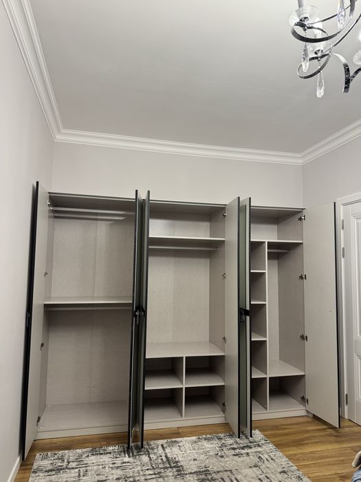 Мебель для спальни (шкаф + 2 комода)