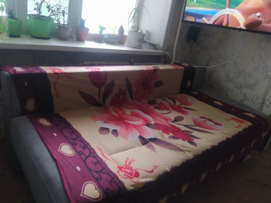 Продам диван раскладной с подушками