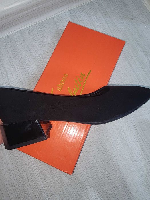 Кора туфли янги турибди