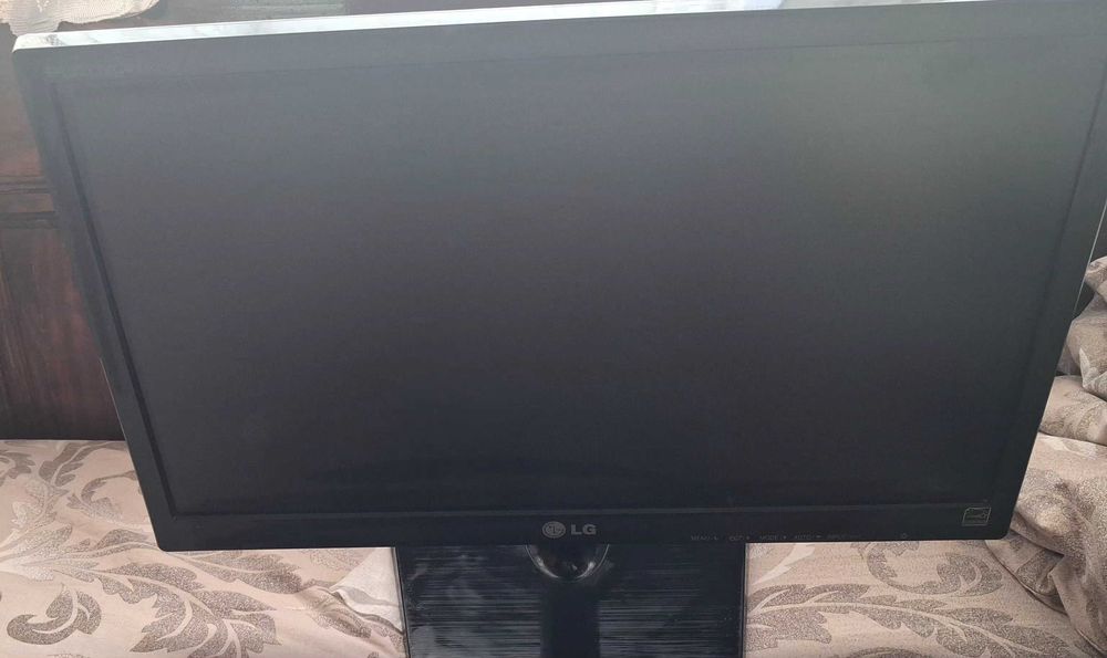 Монитор LG Flatron E1942C-BN – 18.5" LED LCD