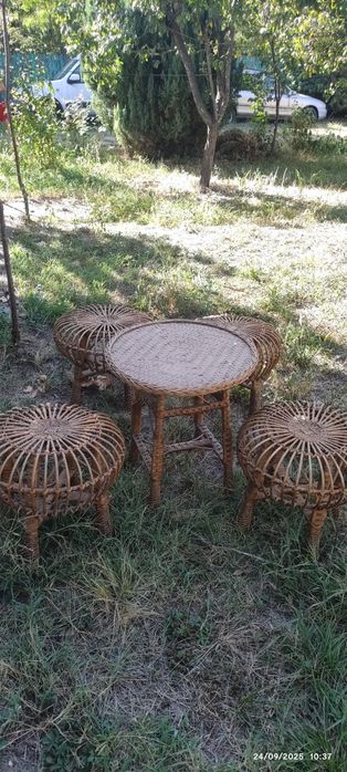 Vând 4 scaune și o măsuta din răchită, frumușele în f. bună stare