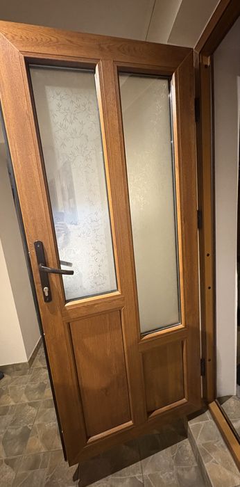 Ușă de exterior PVC cu geam lateral termopan – stare foarte bună