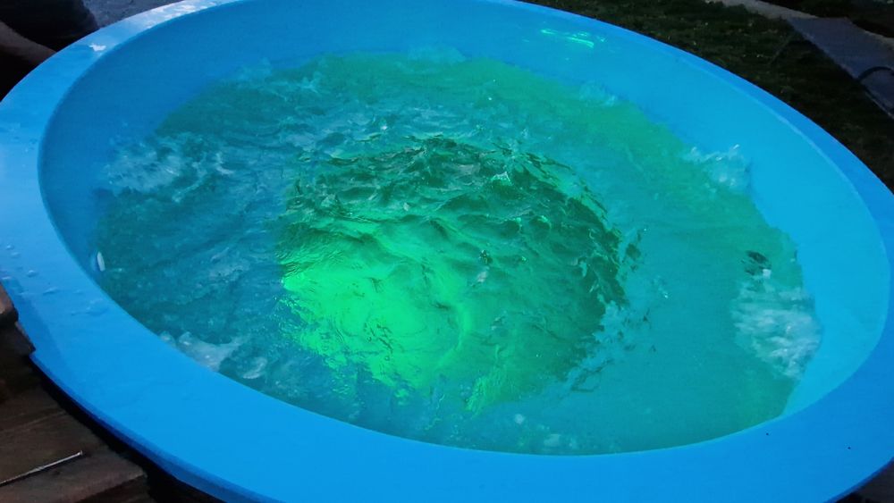 Ciubar și piscina din polipropilena la comanda, bănci din lemn sau PP