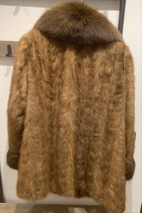 Vând haine de blanā si piele, de damā.