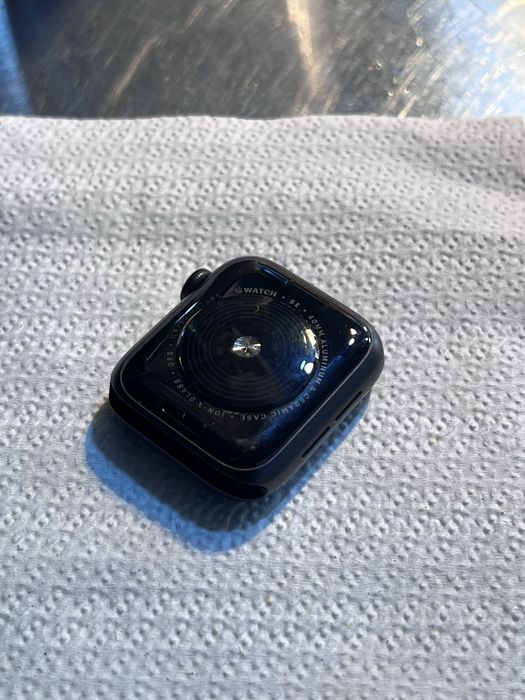 Apple Watch SE продаётся