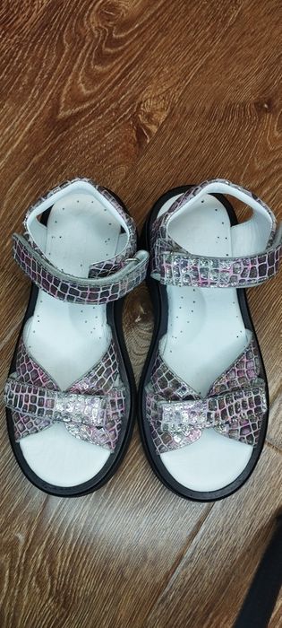 Продам туфельки и босоножки на девочек.