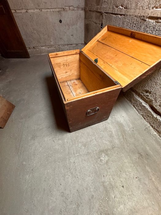 Дървен старинен сандък