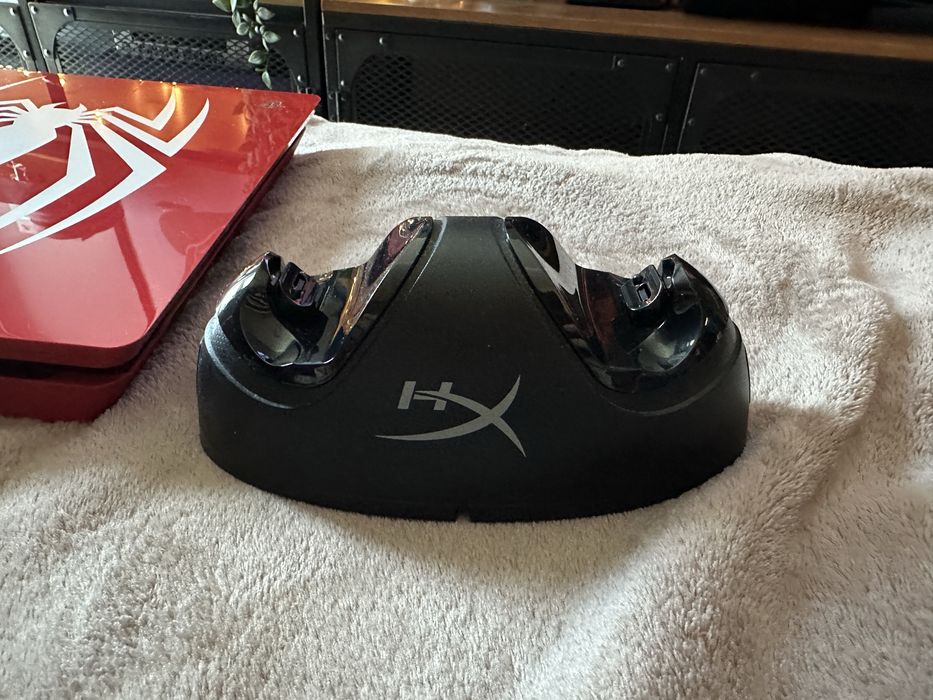 PS4 Slim Spider-Man Limited Edition – 2 controllere + dock HyperX