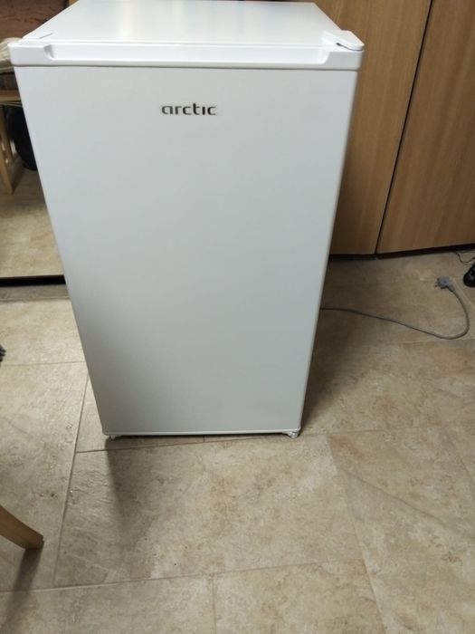 Frigider marime medie inaltime 80 cm  si  50 cm latime  in stare buna , putin folosit    Preluarea se face fin Navodari Tel   0773327955. cm