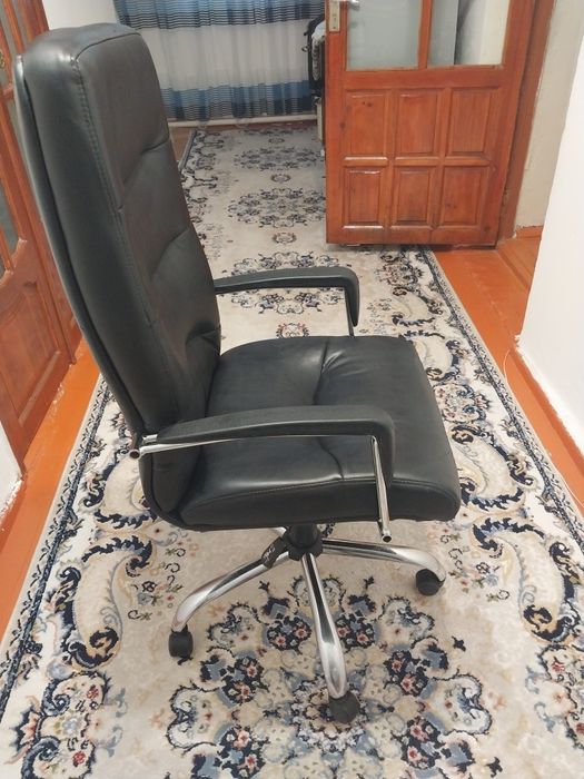 Офисное кресло кожанное