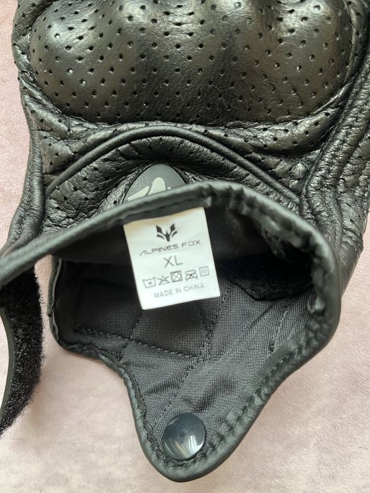 Мото яке, каска, наколенки, ръкавици