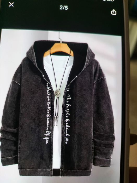 Модная куртка с капюшоном на молнии