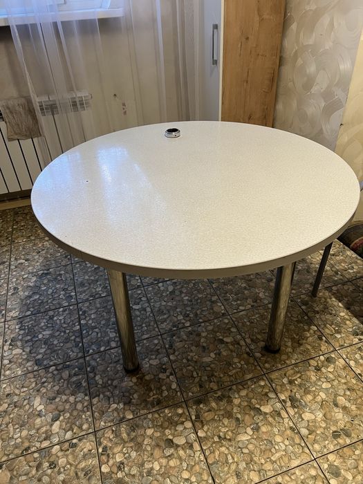 Стол для гостинной