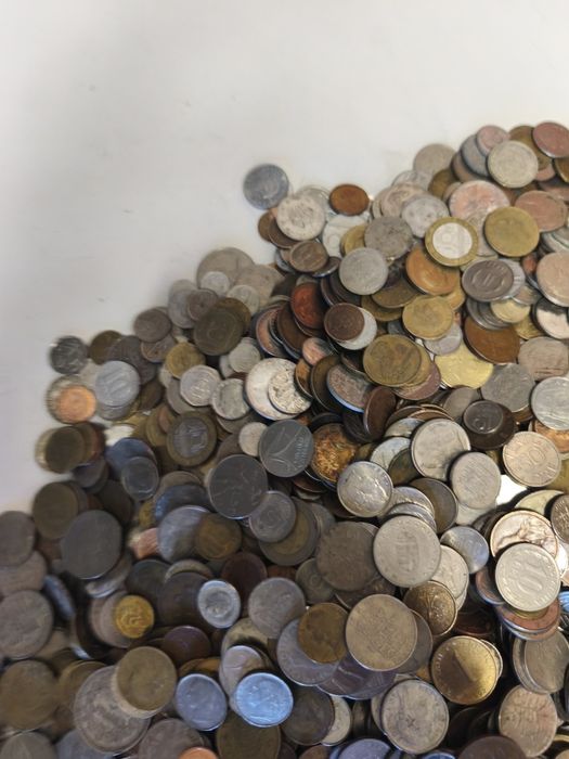 Vând 42 kg de monede din 50 tari. Preț 2050 lei