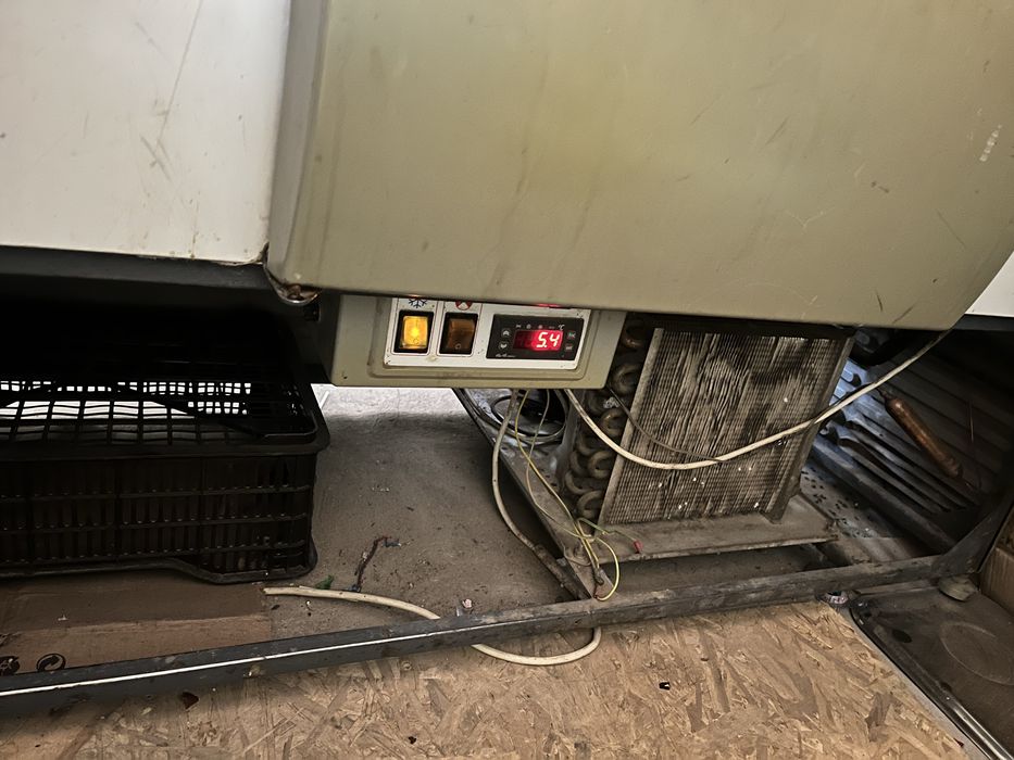 Продам колбасный витринный холодильник